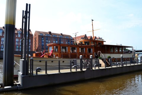 Eine Yacht liegt vor Anker an der Weser