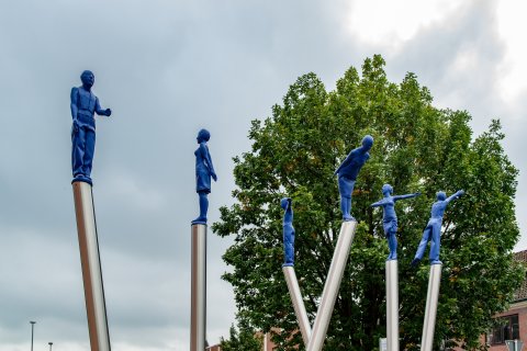 Sechs blaue Kunst Figuren "die Hemelinger" auf Metallstäben zu sehen in Hemelingen