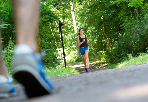 Jogger auf der Finnbahn im Bürgerpark (Quelle: WFB Wirtschaftsförderung Bremen GmbH/T. Vankann)