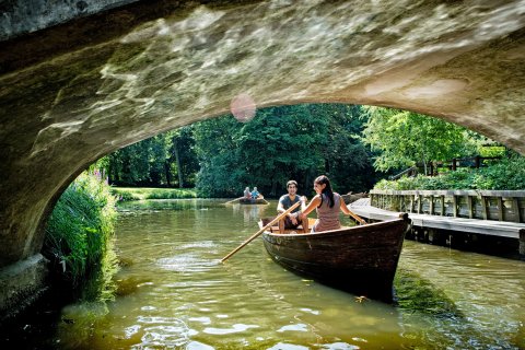 Mit dem Ruderboot auf den Kanälen lässt sich die Ruhe und Idylle des Bürgerparks am besten genießen.