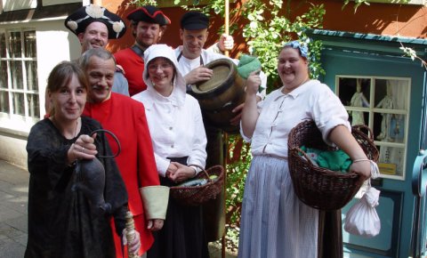 Ein Gruppenbild der Darsteller vom Geschichtenhaus in ihren historischen Kostümen