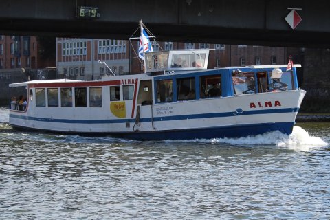 Ein Schiff auf der Weser unterhalb einer Brücke