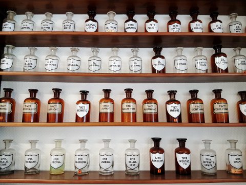 Standgefäße in einem Apotheken-Regal