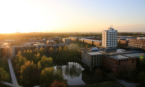 Blick vom Mehrzweckhochhaus der Uni Bremen bei Sonnenuntergang