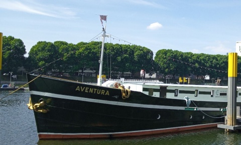 Das Schiff MS Aventura auf der Weser