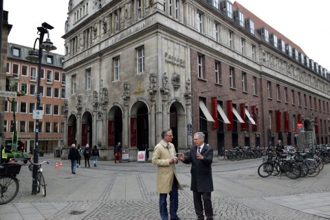 Bürgermeister Sieling und Unternehmer Jacobs stehen vor dem Kontorhaus am Markt