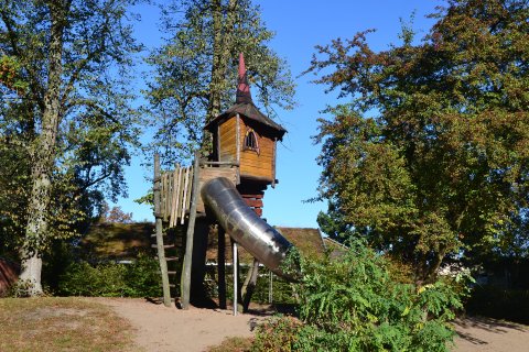 Ein Baumhaus mit Rutsche auf dem Spielplatz im Waller Park. (Foto: WFB / bremen.online - VK)