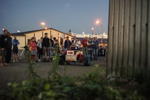 Eine Menschengruppe bei der Film Night Ride