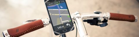 Fahrradlenker mit Smartphone an der Halterung namens Finn, das eine Fahrrad-App zeigt.