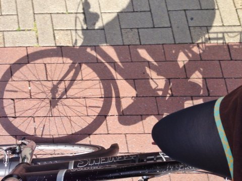 Radfahrerschatten auf dem Weg