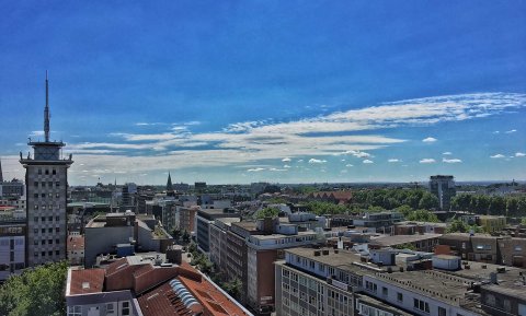 Blick vom Dach des Bamberger Hochhauses in Richtung Innenstadt an einem Sommertag.
