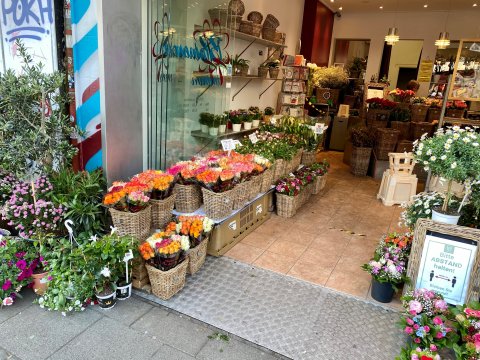 Der Blick in den Laden. An der linken Seite stehen verschiedene Blumenbouquets.