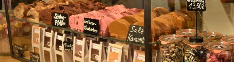 Viele bunte Bonbons in Gläsern.