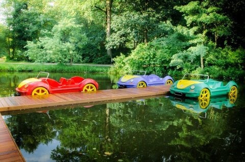 Tretboote in bunter VW Auto-Optik auf dem Wasser. 