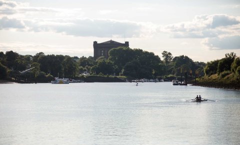 Ausblick auf die Weser mit Sielwallfähre und Wassersportlern