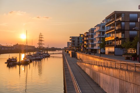 Blick auf den Europahafen in der Bremer Überseestadt im Abendlicht