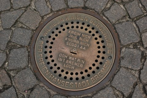 Das Bremer Loch ist ein Gullideckel mit einem Einwurfschlitz für Geldmünzen. Nach einigen Einwürfen ertönen die Geräusche der Stadtmusikanten.