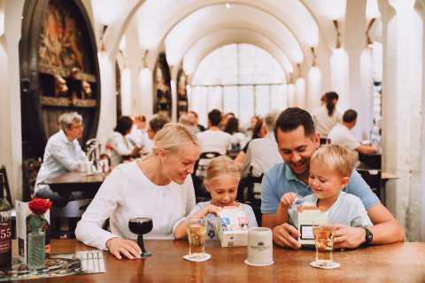 Eine Familie mit zwei Kindern im Ratskeller