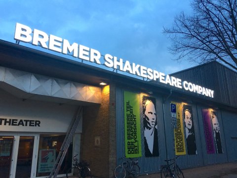 Eingangsbereich mit Dachbeschriftung "bremer shakespeare company".