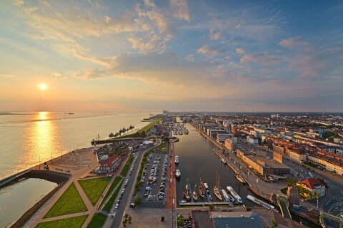 Aussicht auf den Neuen Hafen in Bremerhaven bei Sonnenaufgang. 