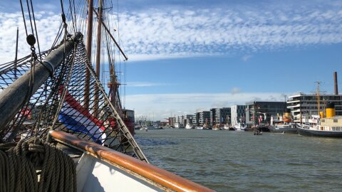 Aufnahme des Hafenbeckens vom Bug eines Segelschiffes aus fotografiert.