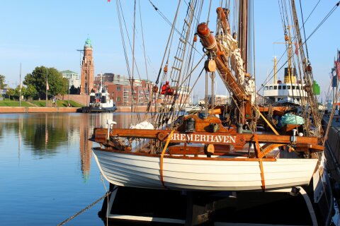 Historisches Schiff im Hafenbecken.
