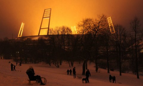 Die Rasenbeleuchtung im Weserstadion bei Schnee, Quelle: Hartmuth Bendig