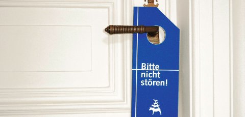 Ein "Bitte nicht stören"-Schild an einer Zimmertür