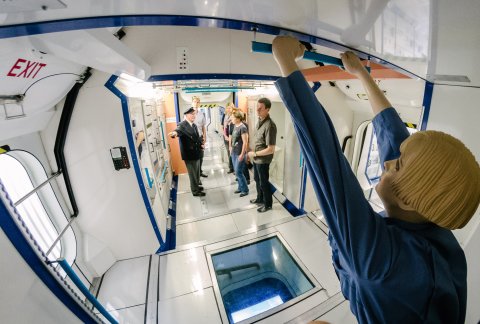 Einer Besuchergruppe wird im Modell des Columbus-Moduls bei Airbus Bremen Wissenswertes über das Leben im All vermittelt