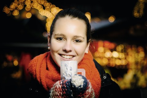 Frau mit Glühwein auf dem Bremer Weihnachtsmarkt