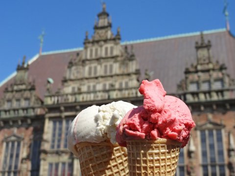 Zwei Eiswaffeln, im Hintergrund das Bremer Rathaus