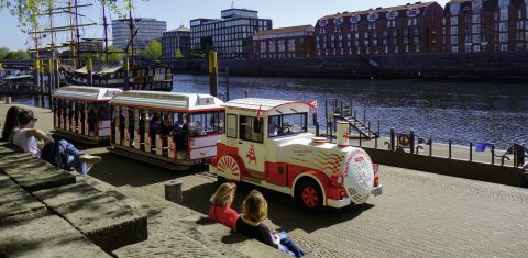 Der Stadtmusikantenexpress fährt auf seiner Stadtrundfahrt direkt über die Weserpromenade Schlachte.