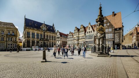 A group is led around Bremen's market square by a city guide.