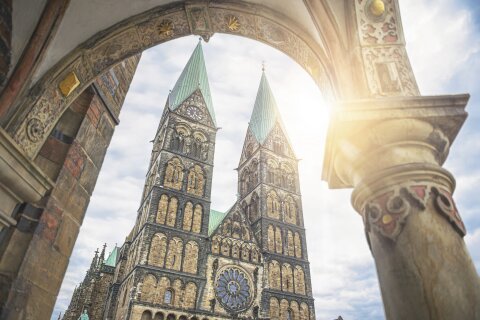 Der Bremer Dom wird von der Sonne angestrahlt und ist aus einer besonderen Perspektive fotografiert.