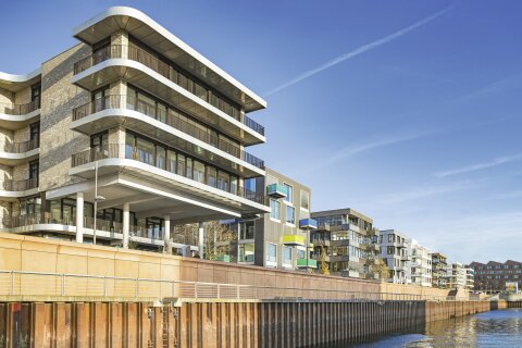 Blick in den Europahafen in der Bremer Überseestadt mit moderner Architektur