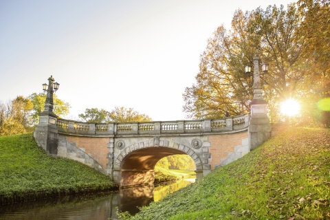Die Melchersbrücke im Bürgerpark an einem schönen Herbsttag. 