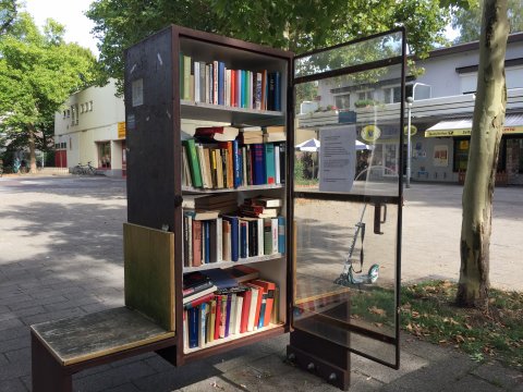 Ein leicht zu öffnender Bücherschrank steht zum Tausch und Entnehmen von Büchern auf dem Gottfried-Menken-Markt.