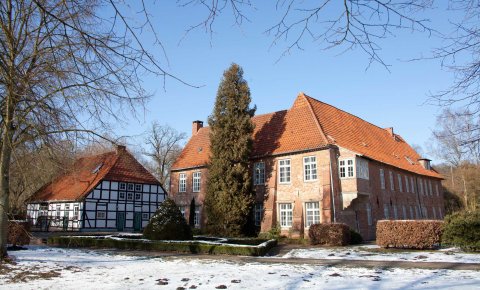 Die Burg Blomendal in winterlicher Landschaft.