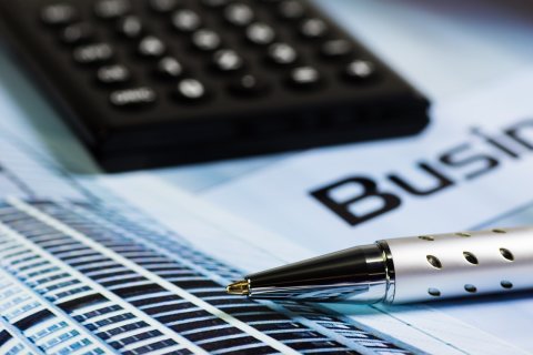 Taschenrechner und Stift (Quelle: pixabay.com)
