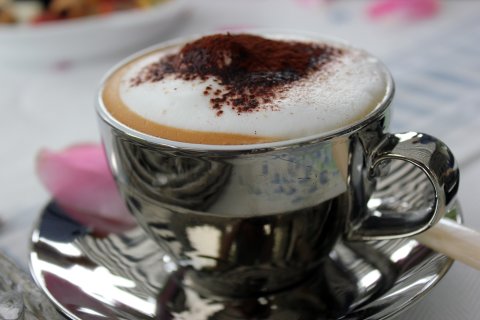 Eine Tasse mit Cappuccino