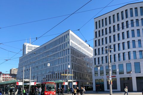 Ein Blick auf die beiden Blöcke des City Gates und dessen viele Fenster.