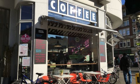 Blick auf die Fassade des Cafés "Coffee Corner" am Sielwall im Viertel.
