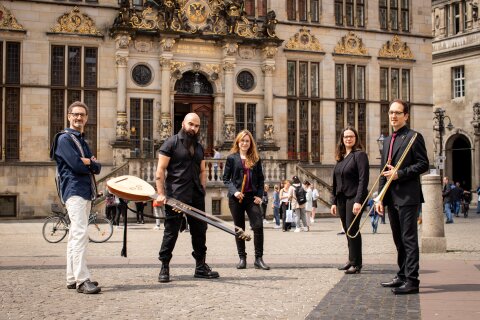 Alte-Musik-Ensemble Concierto Iberico steht auf dem Bremer Marktplatz mit ihren jeweiligen Instrumenten in der Hand