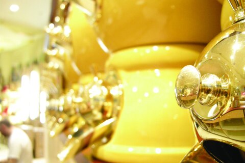 Nahaufnahme einer Reihe von goldenen Kaffeebehältern in einer Kaffeerösterei.