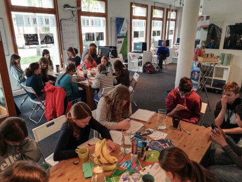 Eine Gruppe Kinder bearbeitet eine Aufgabe in einem der Digital Impact Labs in Bremen 