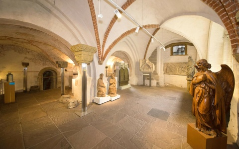 Das Foto zeigt einen Blick ins Erdgeschoss des Dom-Museums im St- Petri-Dom.