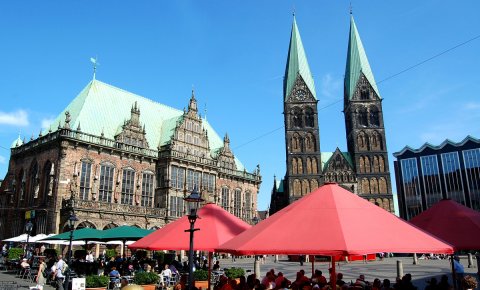 Blick vom Marktplatz aus Richtung Südost zwischen Rathaus und Bürgerschaft hindurch auf St. Petri Dom; Quelle: frauenseiten / Antje Robers