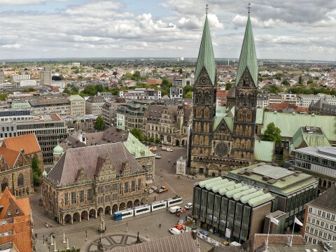 Luftaufnahme vom Marktplatz mit Rathaus, Dom und Bürgerschaft