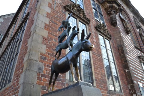 Die Statue der Bremer Stadtmusikanten an der Westseite des Rathauses von schräg unten fotografiert.