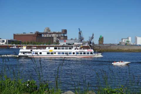 Weser- und Hafenrundfahrt vor der Kulisse der riesigen Getreideverkehrsanlage aus Backstein